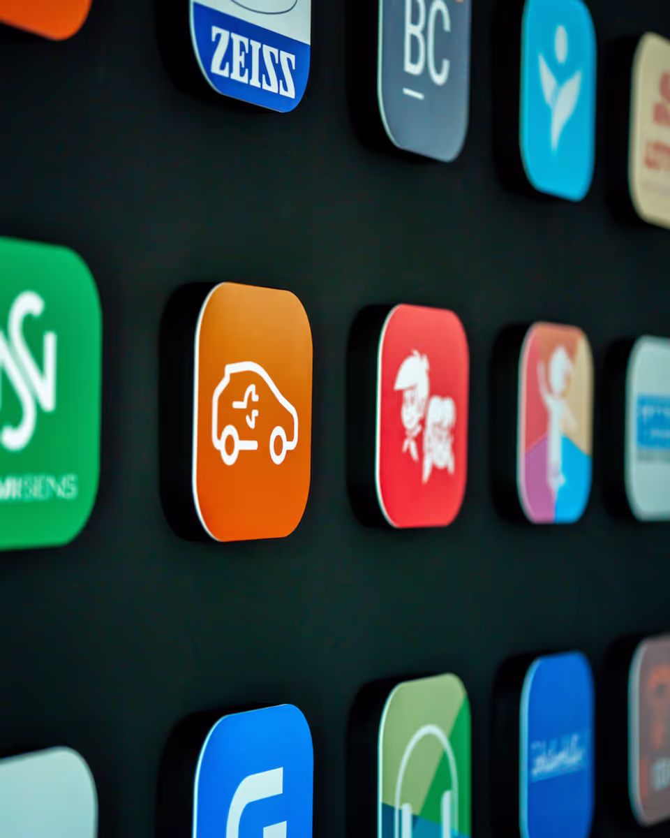 Eine hauseigene App bietet dir die Möglichkeit, dein Unternehmen professionell zu präsentieren, die Kundenbindung zu optimieren und deine Zielgruppe zu erweitern. 