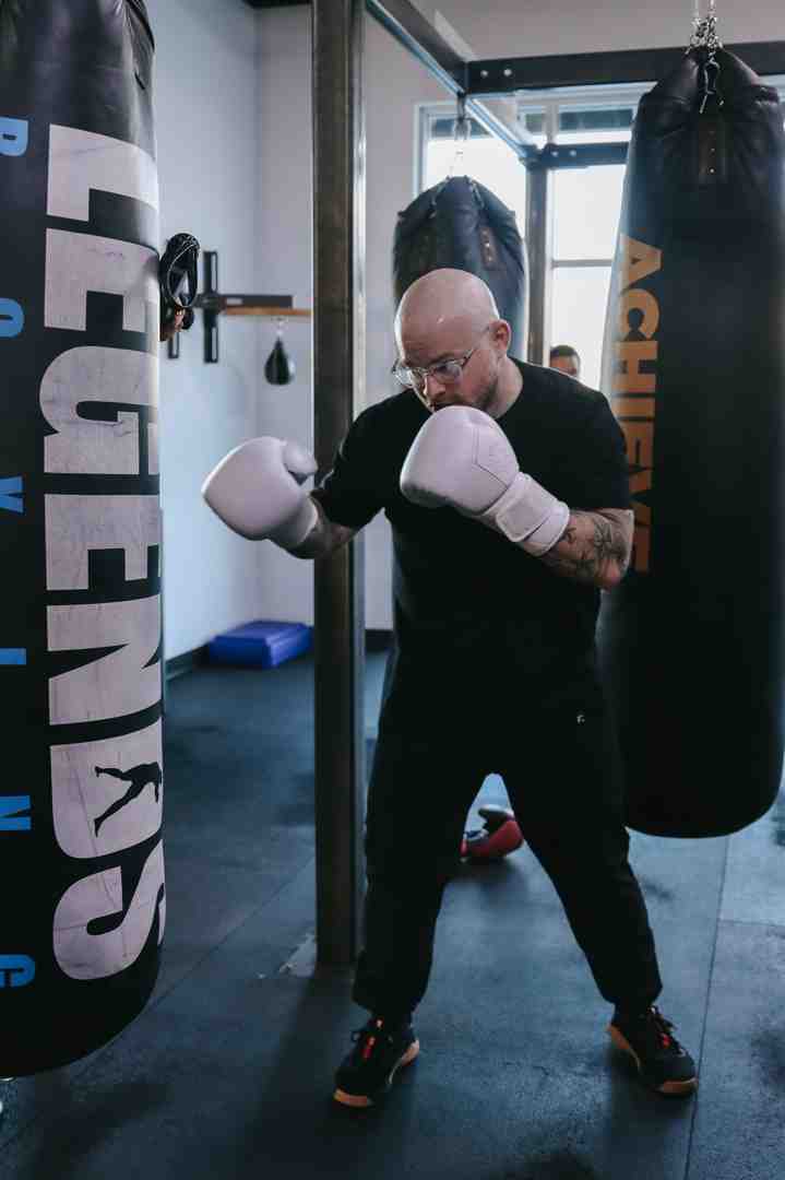 person demonstrating proper boxing stance - boxing bag training