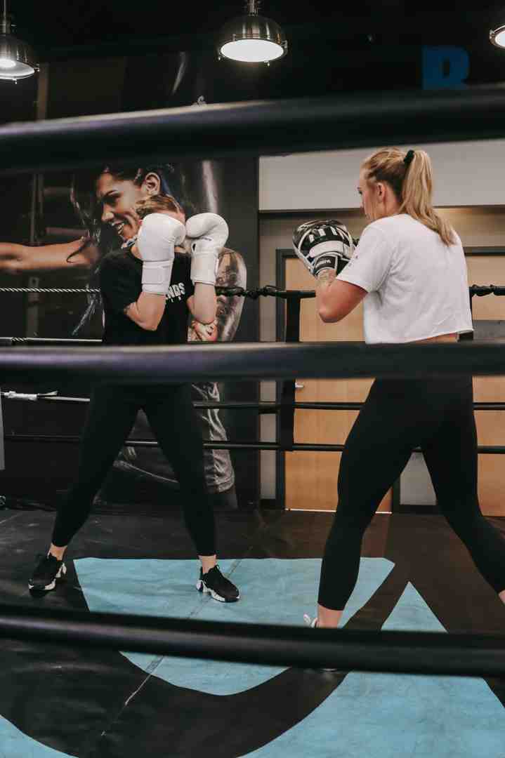 female boxers competing - how long is a round of boxing