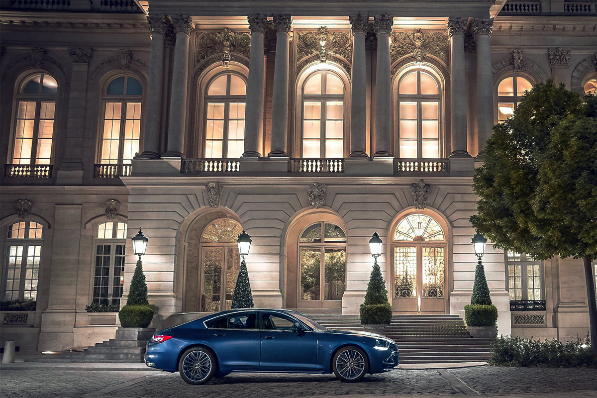 European car in front of Palace using a Dixon Eurofit.