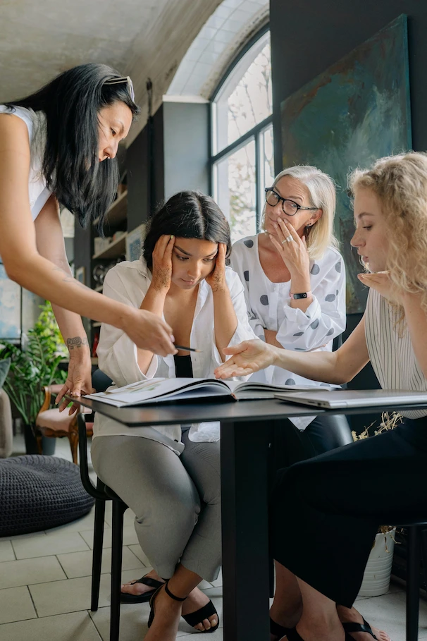 une élève dans une école de sophrologie entourée de coachs et de formateurs sophrologie et coaching bien-être