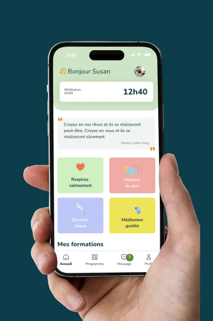 "Interface mobile colorée pour thérapeutes bien-être, offrant du contenu exclusif. L'app favorise l'engagement des utilisateurs et permet aux coachs de générer des revenus passifs.
