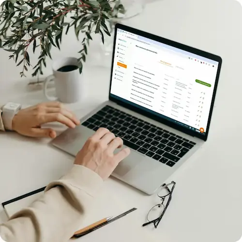 Interface d'un logiciel et application pour thérapeutes et coachs bien-être, montrant un tableau de bord intuitif et des modules de sophrologie sur ordinateur et mobile.