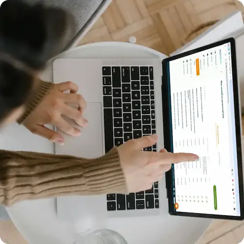 Interface d'un logiciel et application pour thérapeutes et coachs bien-être, montrant un tableau de bord intuitif et des modules de sophrologie sur ordinateur et mobile.