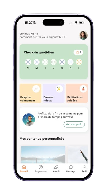 "Interface mobile colorée pour thérapeutes bien-être, offrant du contenu exclusif. L'app favorise l'engagement des utilisateurs et permet aux coachs de générer des revenus passifs.