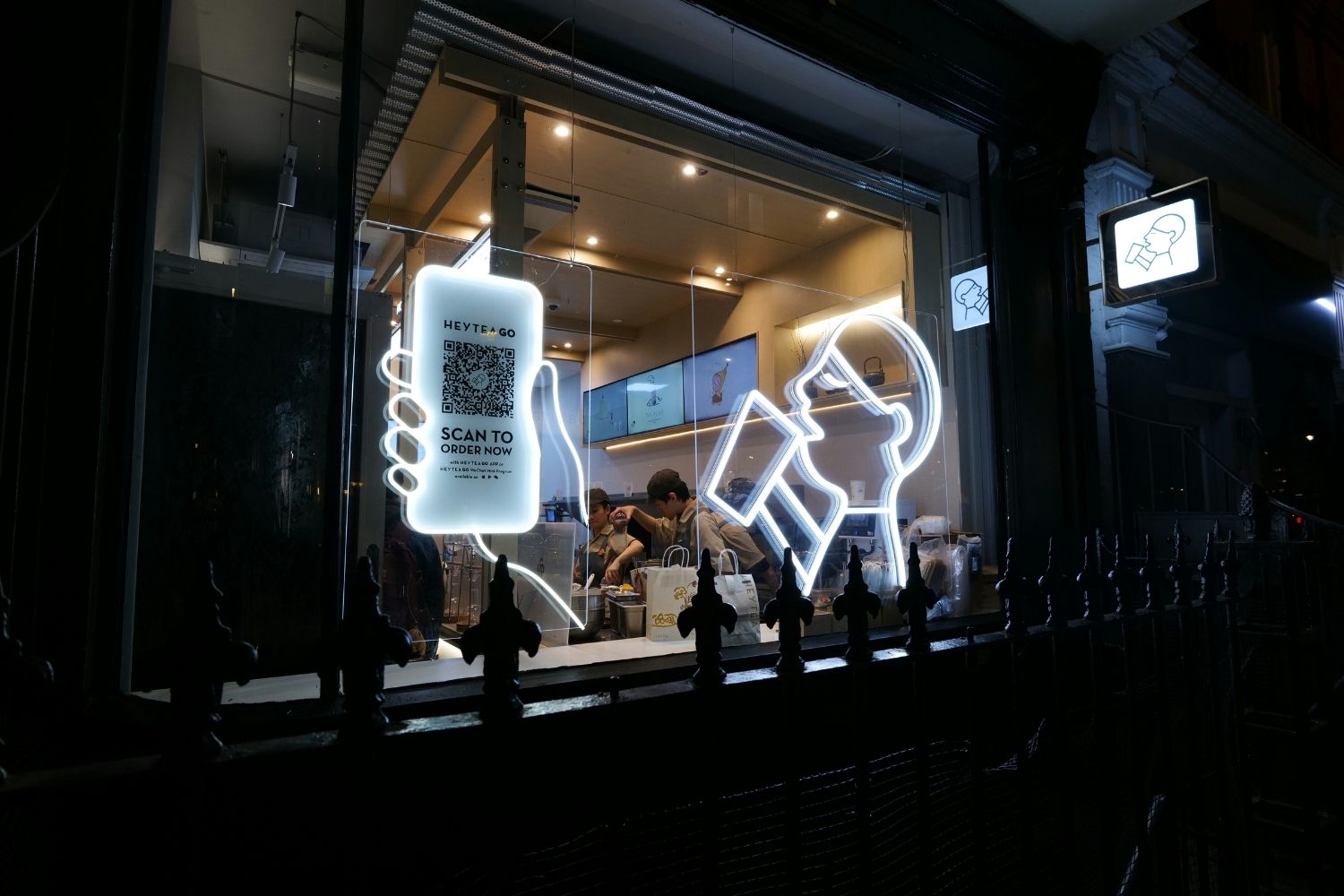 Static vs Digital Signage: What's the Difference, and Which Should You Choose?
