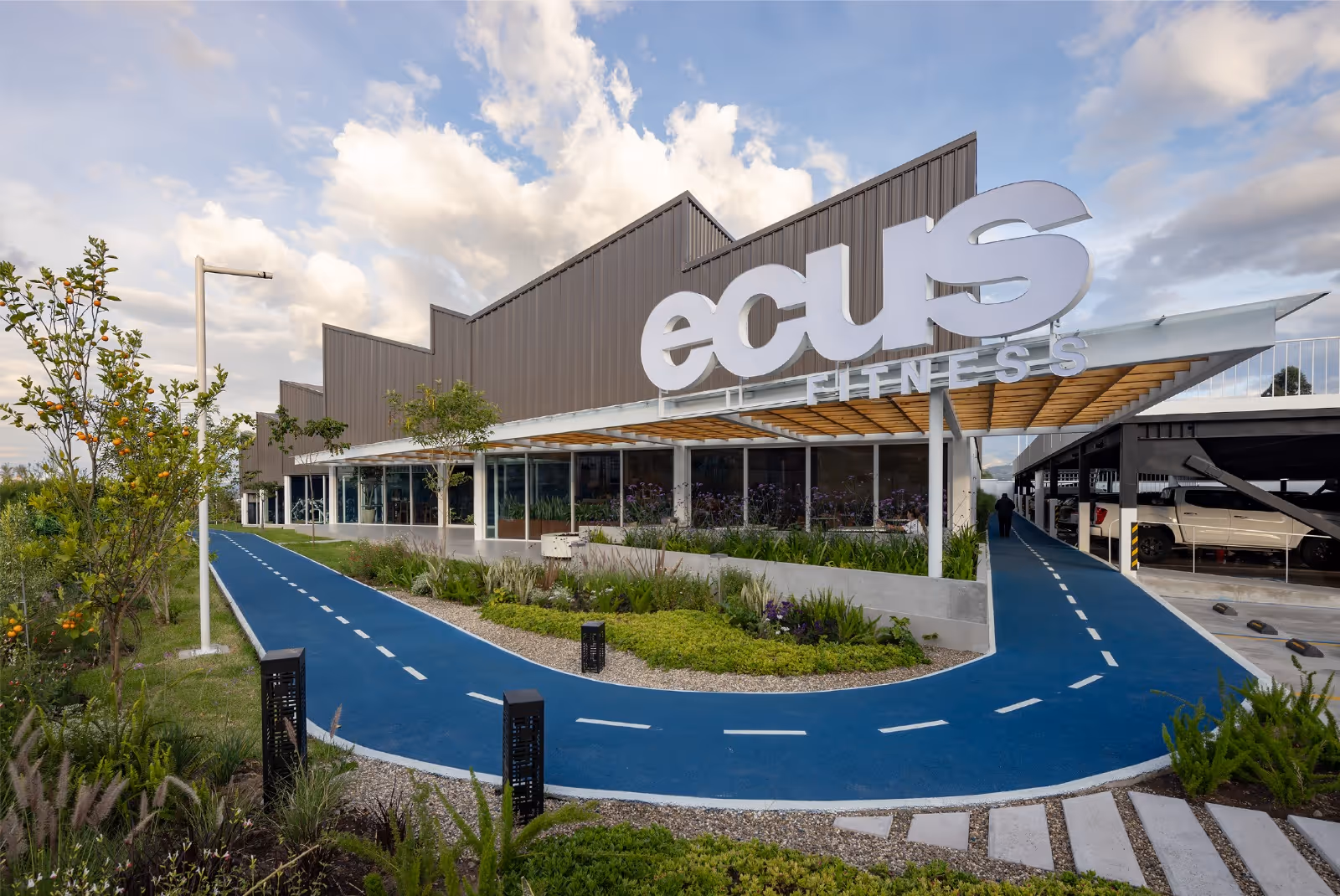 Fachada moderna de Ecus Fitness en Cumbayá, gimnasio de entrenamiento personalizado.
