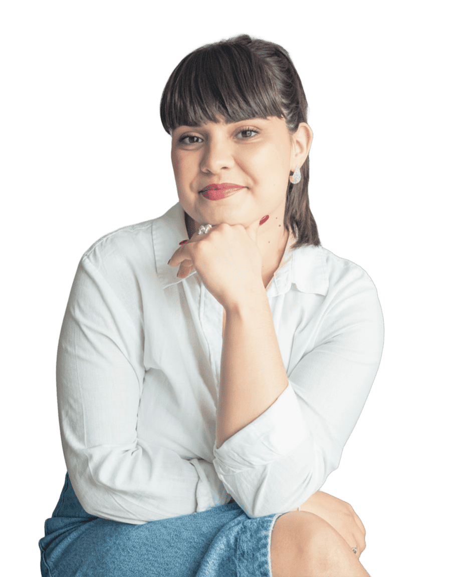 Portrait de Frangie, conseillère en image à Paris, jeune femme souriante portant une chemise blanche, sur fond neutre, avec une coiffure lisse à frange droite.