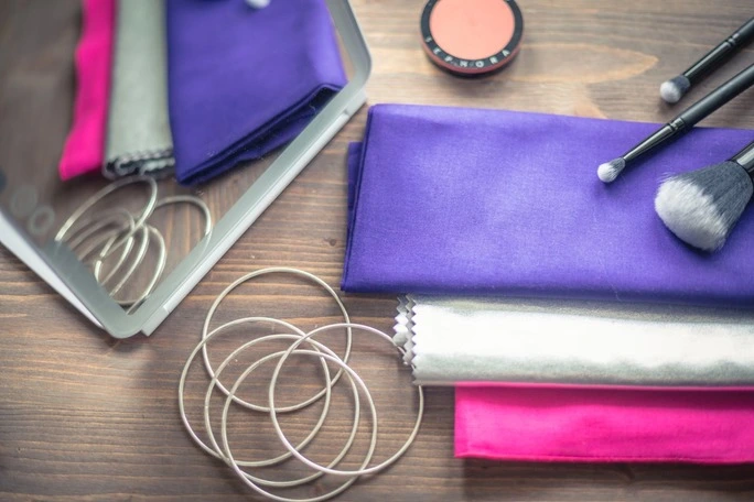 Échantillons de tissus colorés utilisés pour la colorimétrie lors d’un relooking à Paris