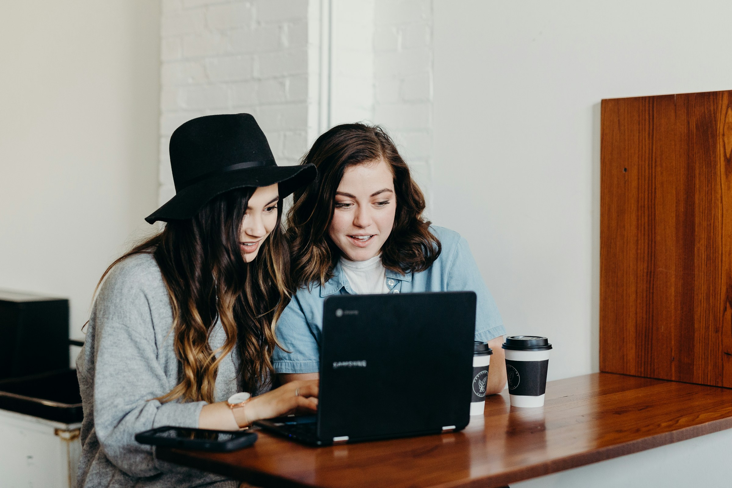 women on a laptop - Taplio vs Supergrow