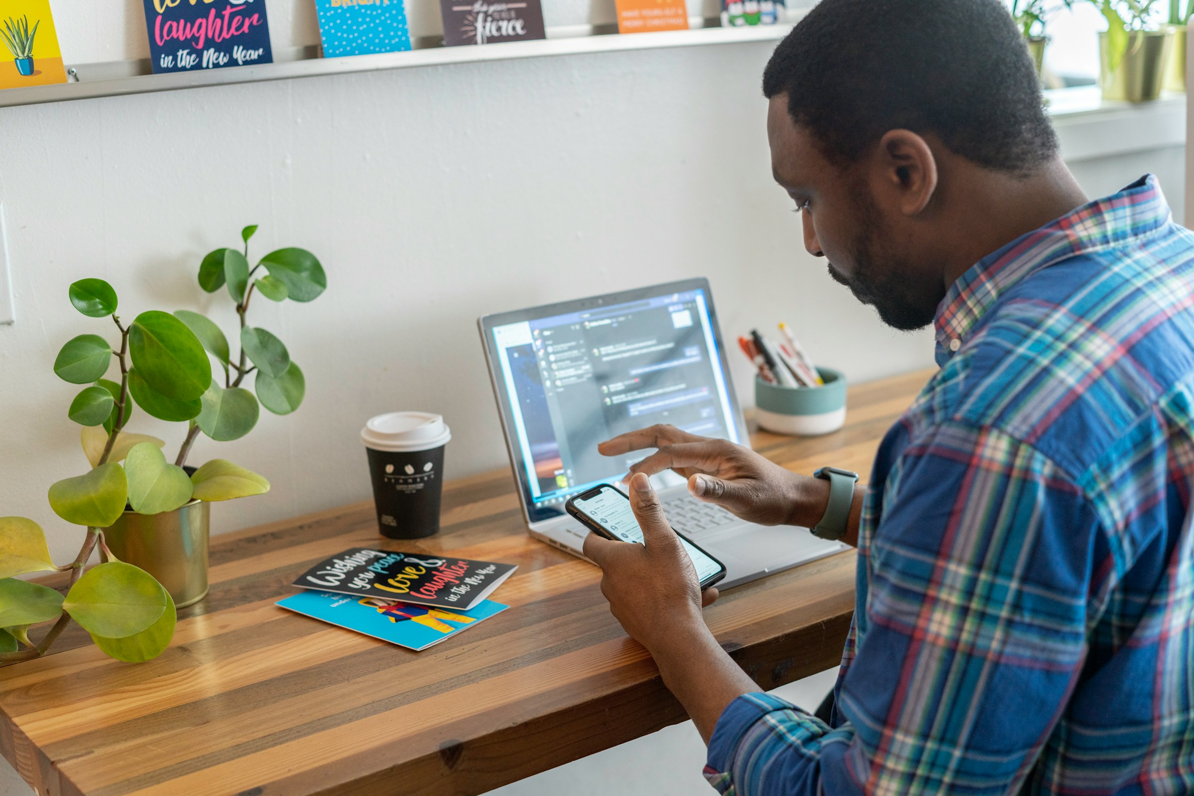 man adding a new post - B2B Content Marketing LinkedIn