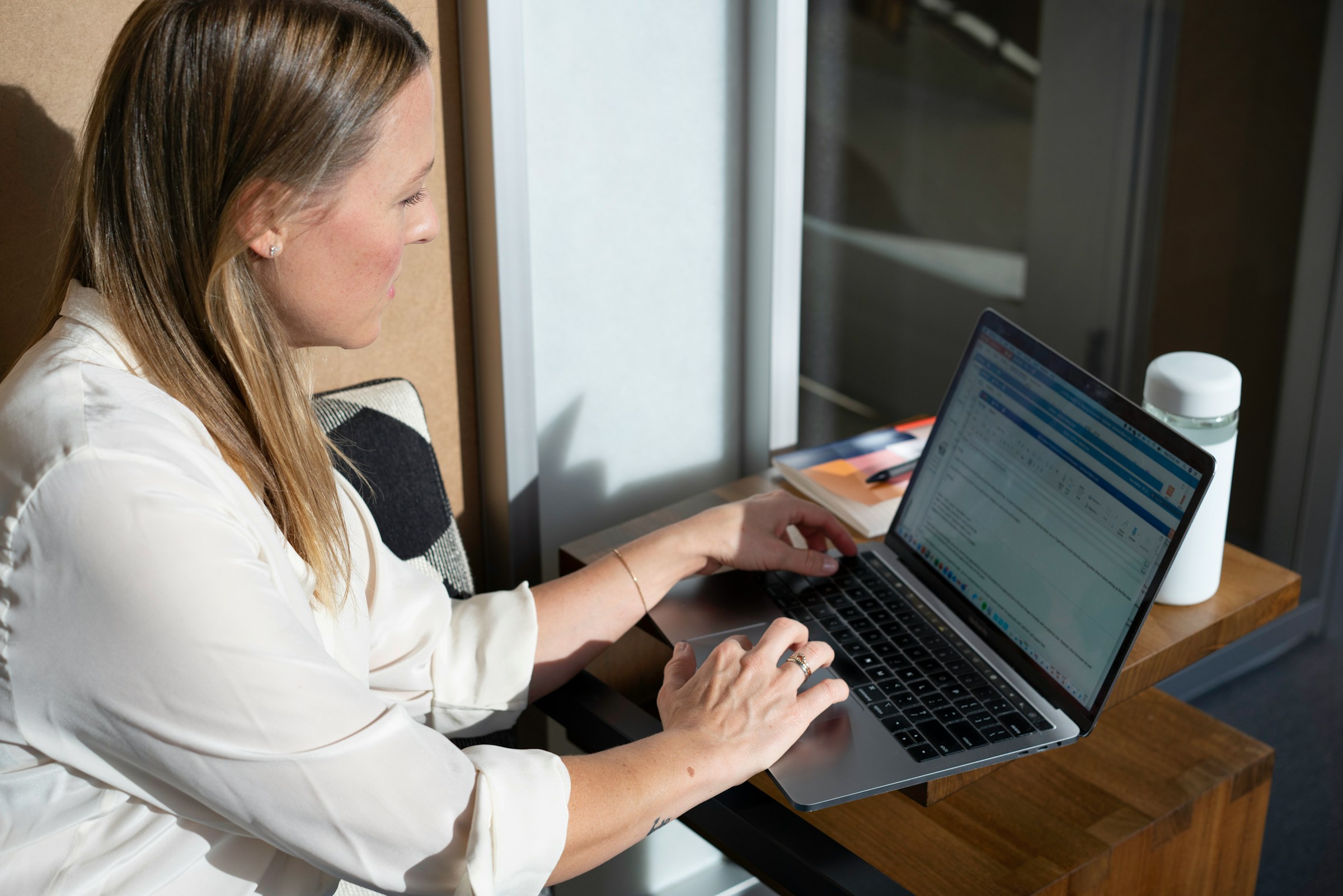 woman typing - B2B Content Marketing LinkedIn