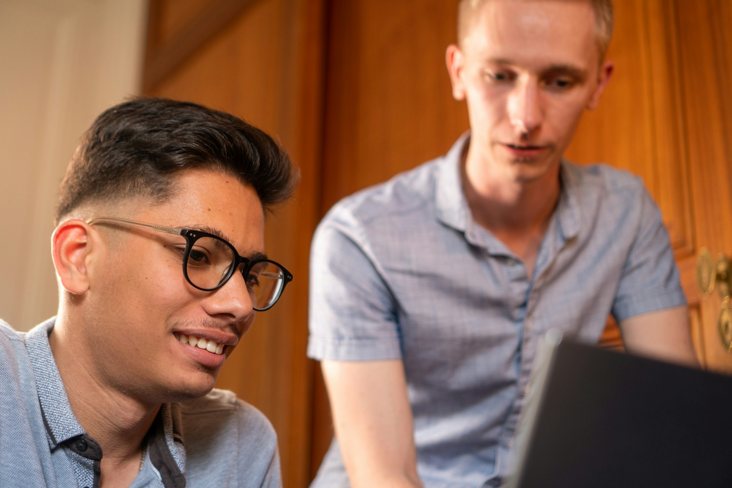 employees on a laptop - Alignable vs LinkedIn