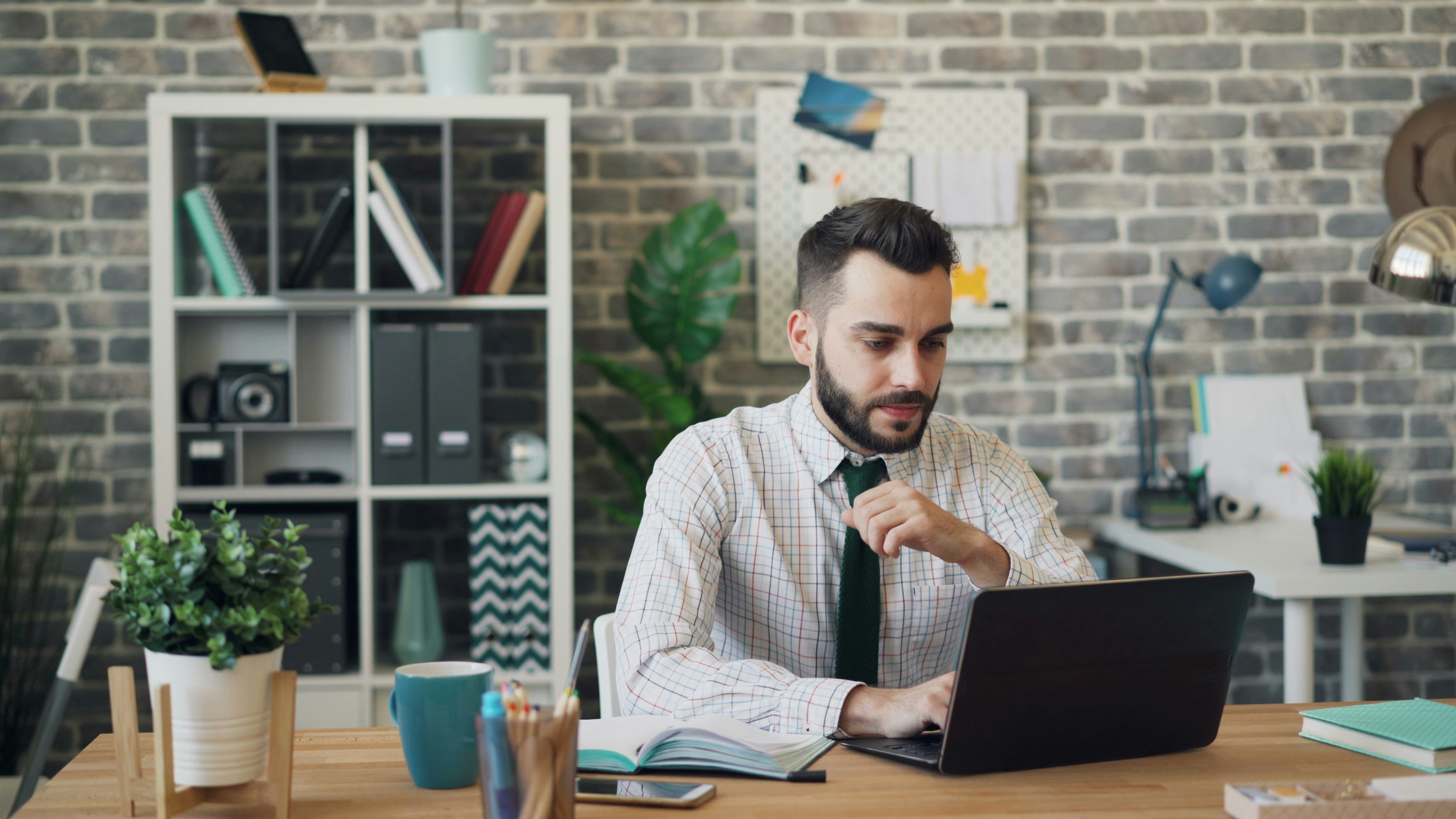 man looking sad - How to View LinkedIn Without Account