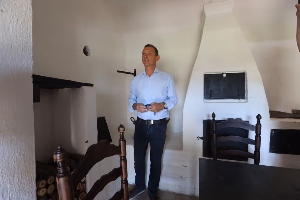 Németh Tamás polgármester az Orbán-ház konyháját mutatja be