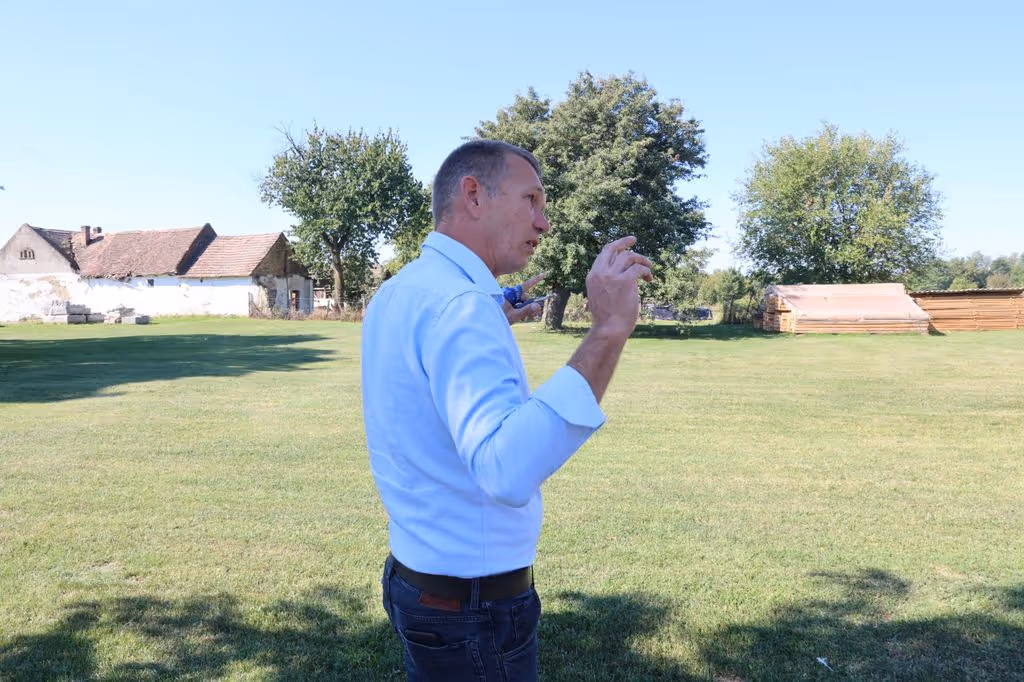 Németh Tamás polgármester a tervezett Globe Színház területén