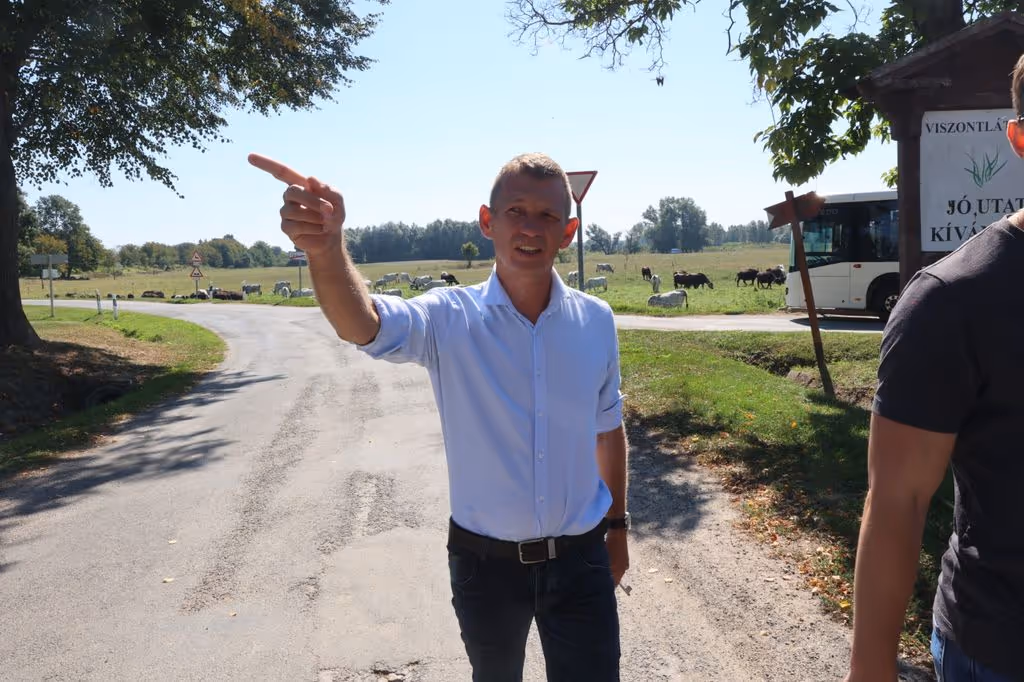 A polgármester a távolba mutat