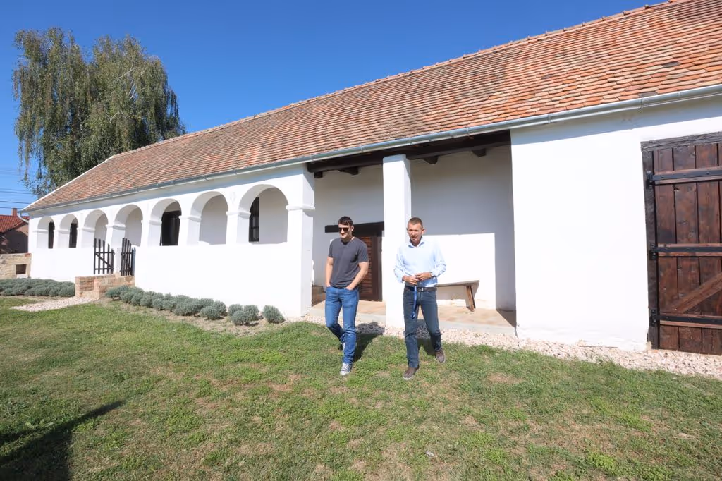 A polgármester a riporterrel az Orbán-ház udvarában