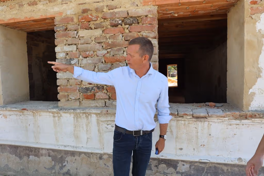 A polgármester egy hagyomány technológiával épülő házat mutat be