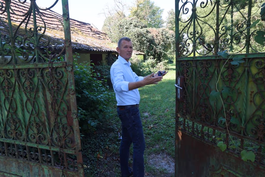 Németh Tamás polgármester a Szalai-ház kapujában