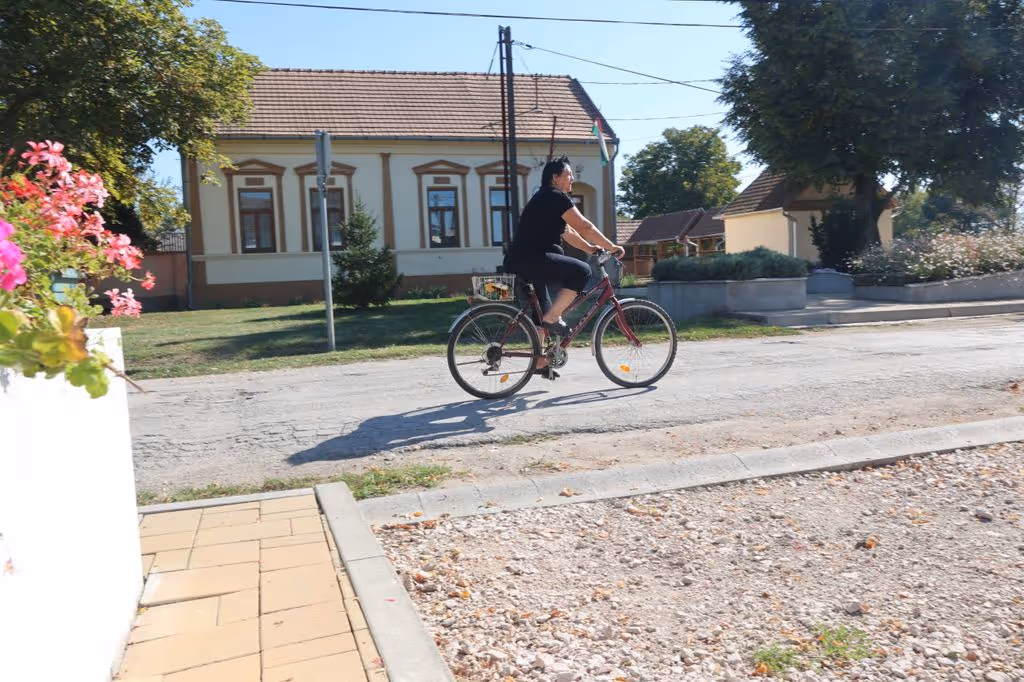 Drávacsehi, kerékpározó helyi lakos