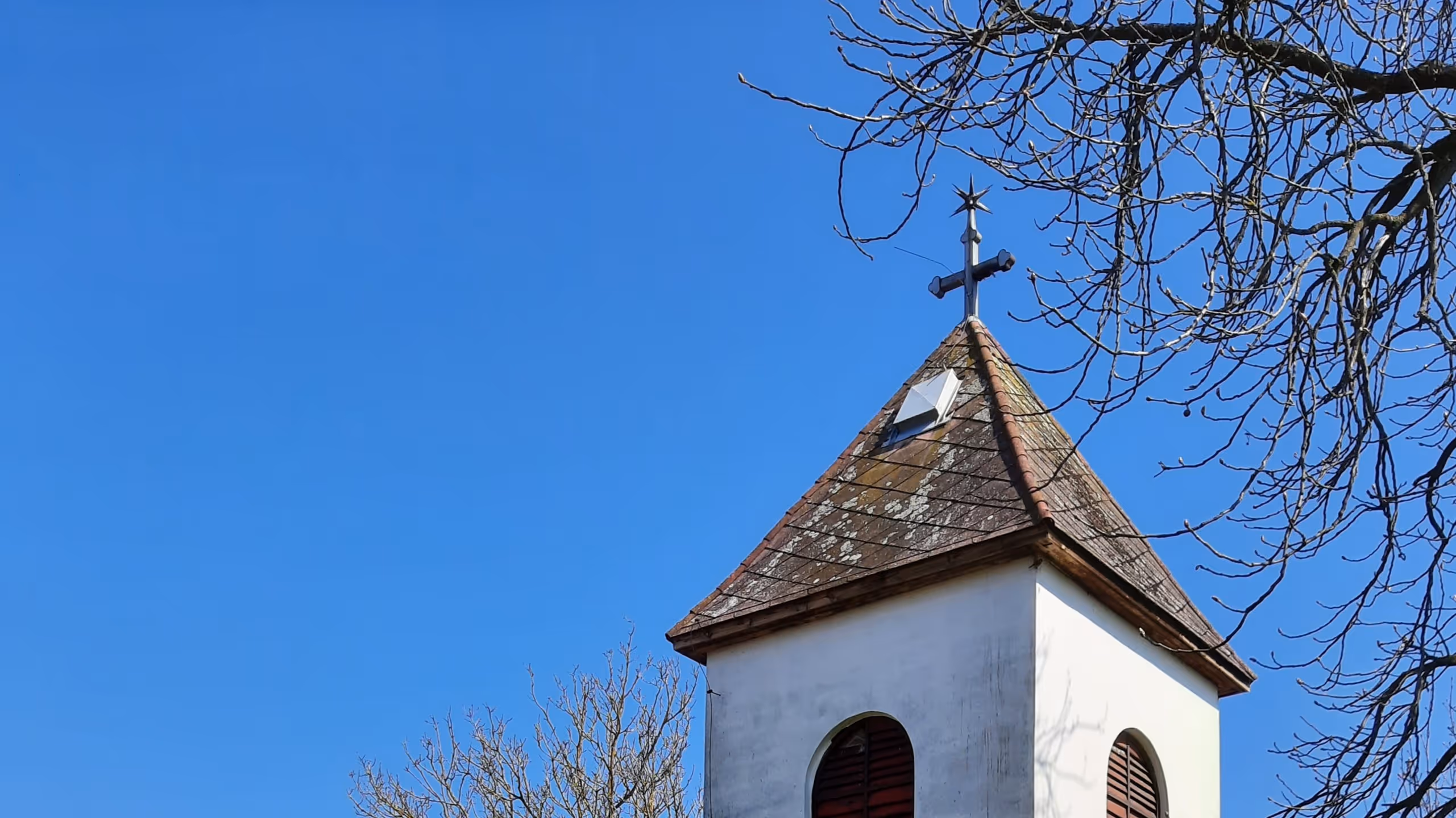 Harangláb toronysisak, csillagban végződő keresz