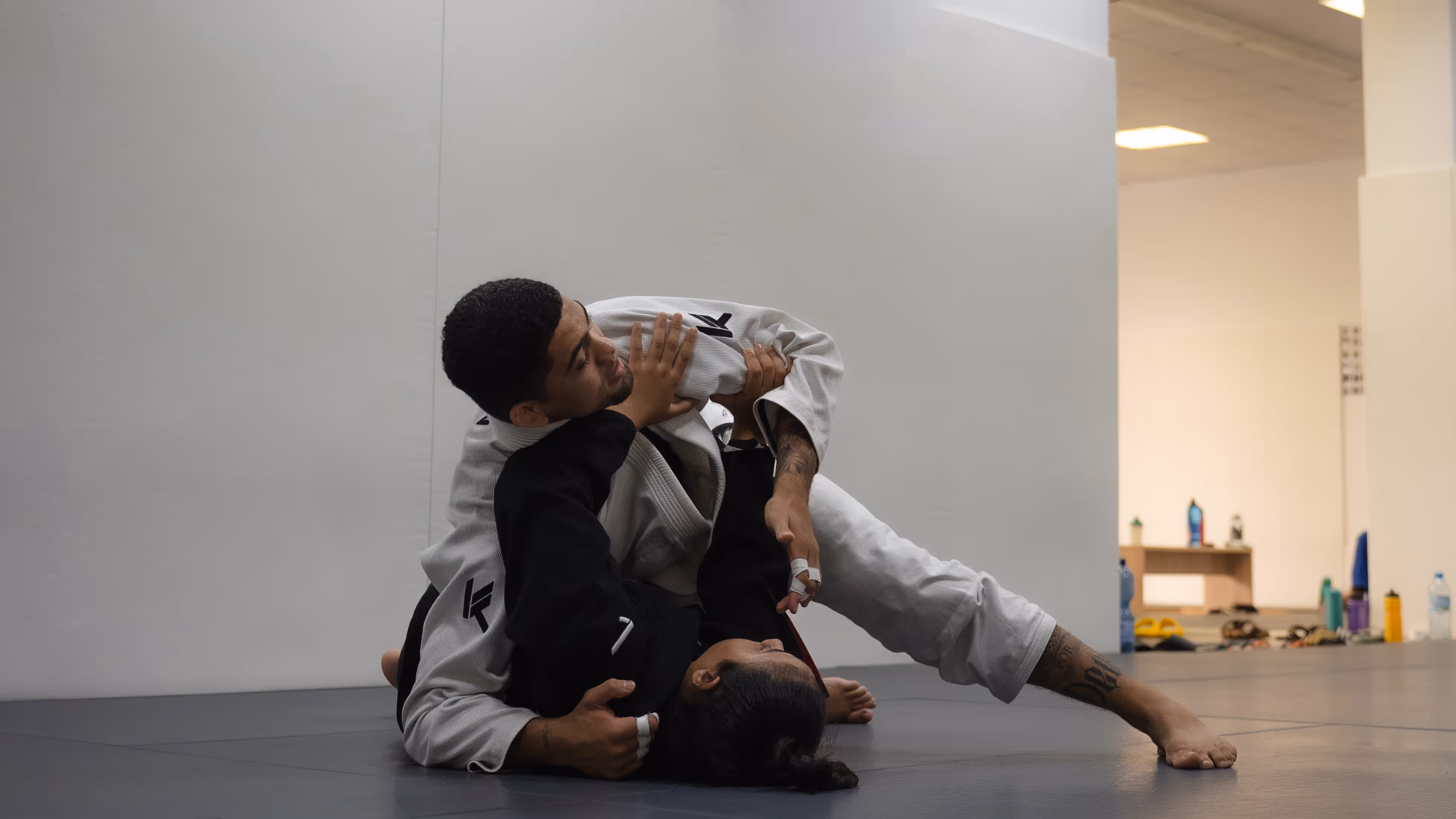 Zwei BJJ-Kämpfer im Bodenkampf während eines Sparrings im Dream Art Dojo.