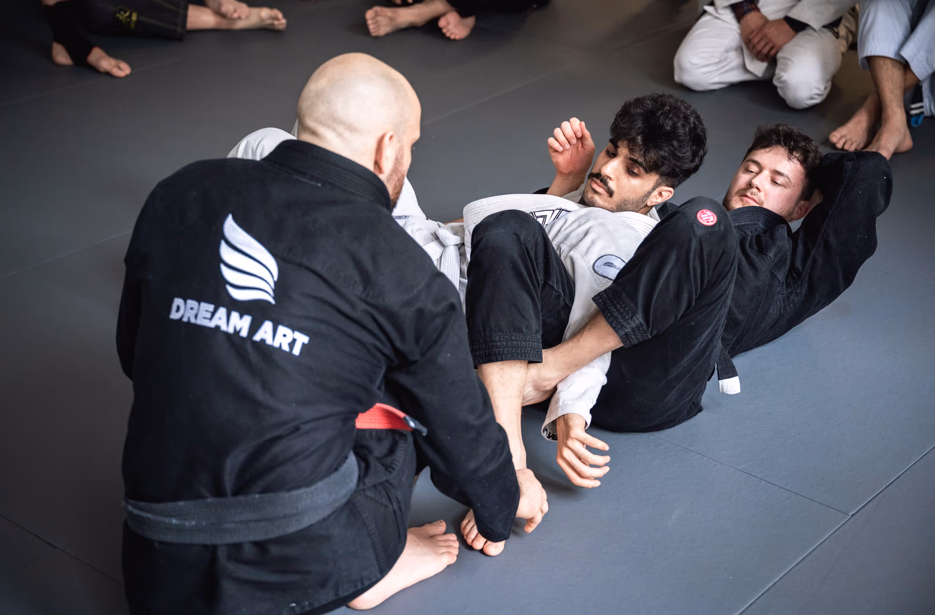 Dream Art Nürnberg: Schüler trainieren Bodenkampftechniken in einer BJJ-Klasse.