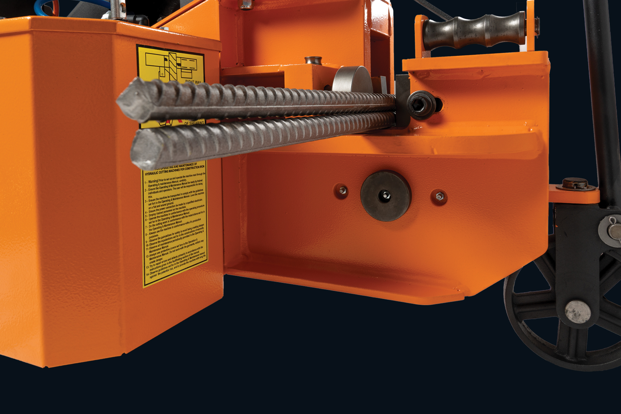 GMS H38S modeli inşaat demiri kesme makinasının aktif kesim anı.

