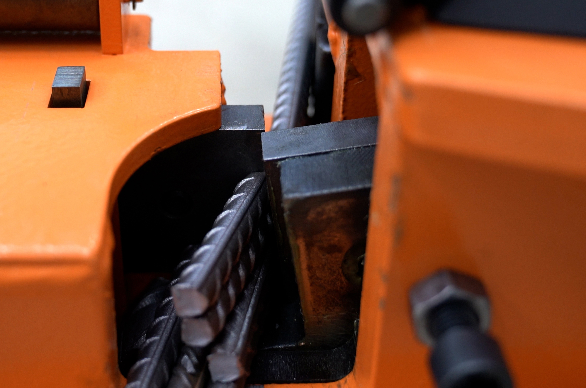 GMS H38S model inşaat demiri kesme makinasının aktif kesim anı.
