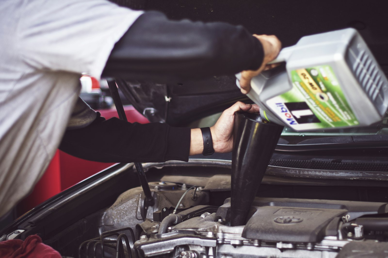 Mécanicien en train de réviser un véhicule dans un garage