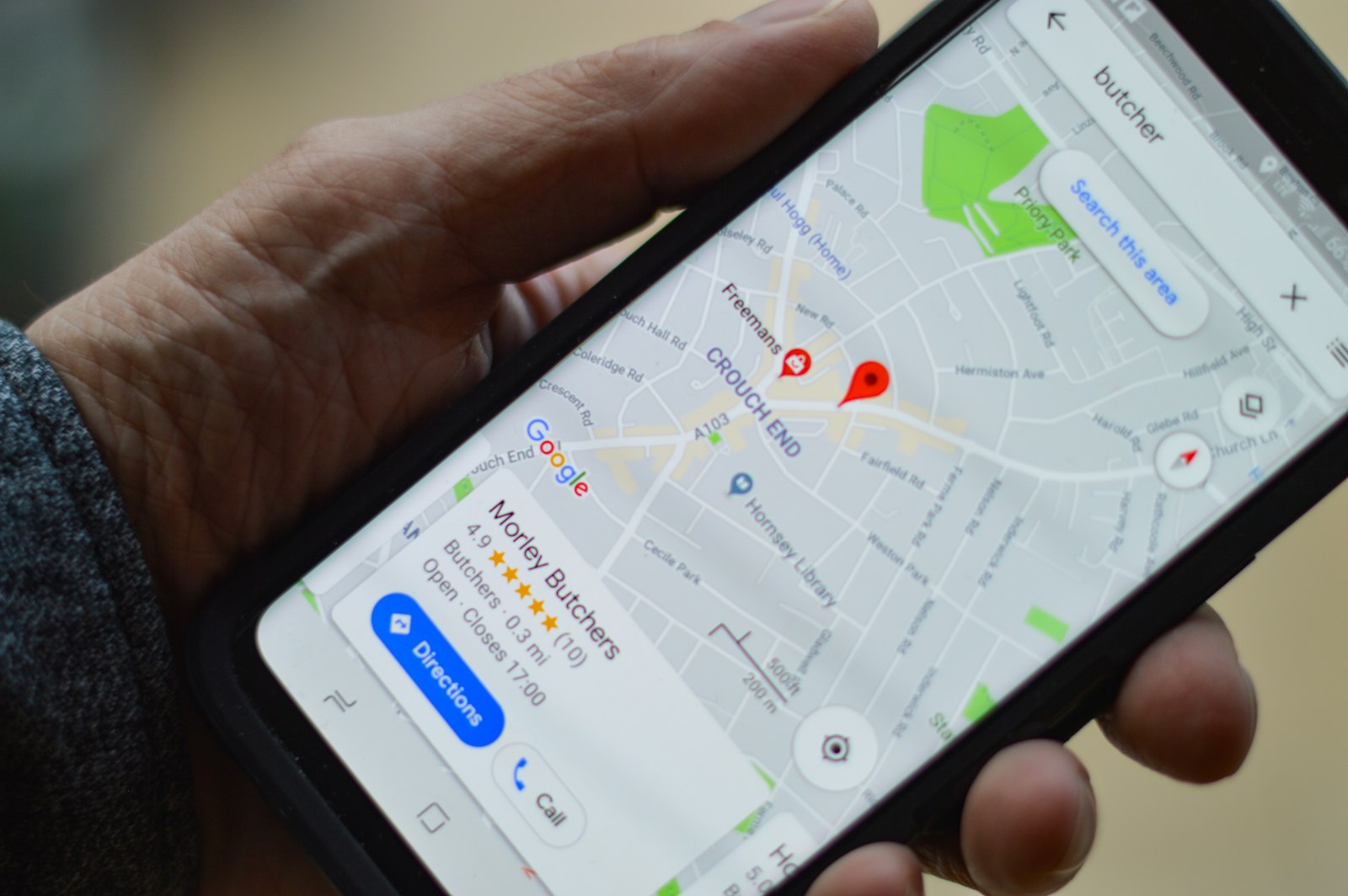 Personne consultant des avis Google sur son smartphone