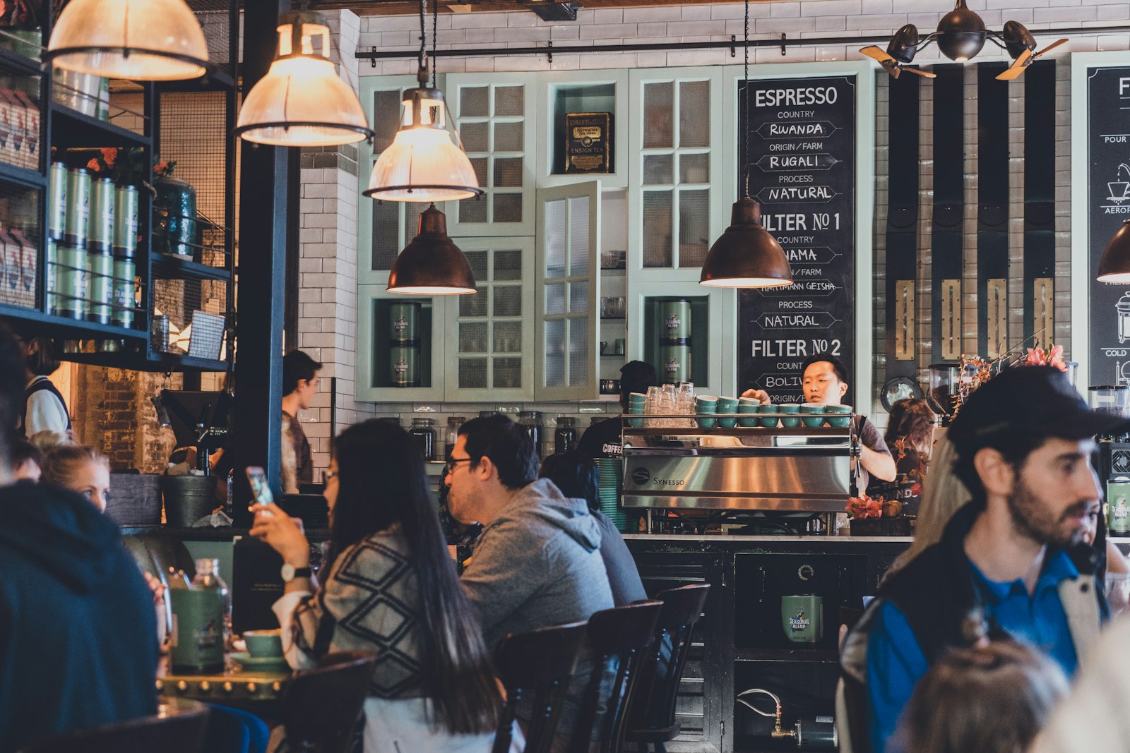 Clients satisfaits attablés dans un restaurant