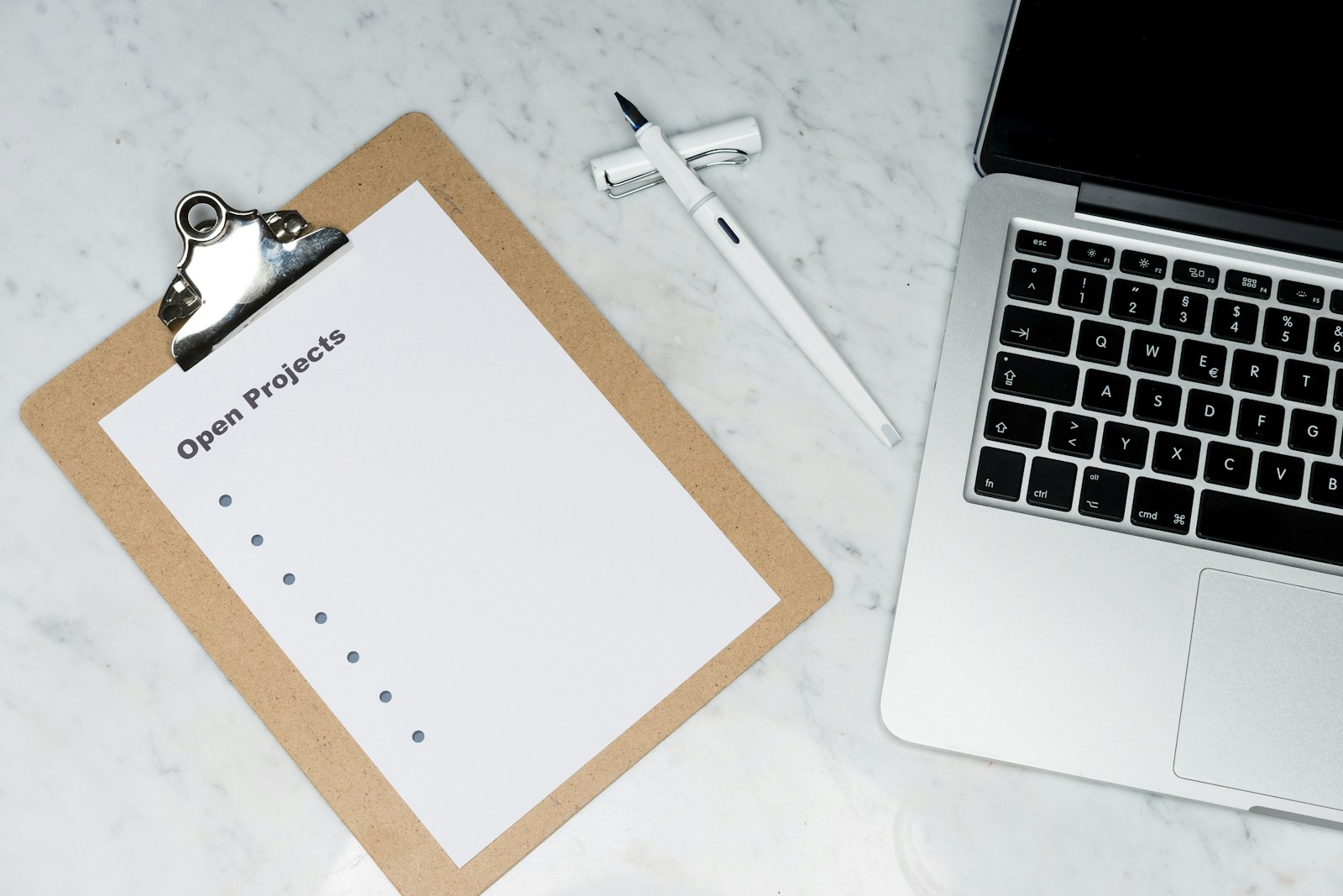Papier posé à côté d'un ordinateur portable pour une campagne email