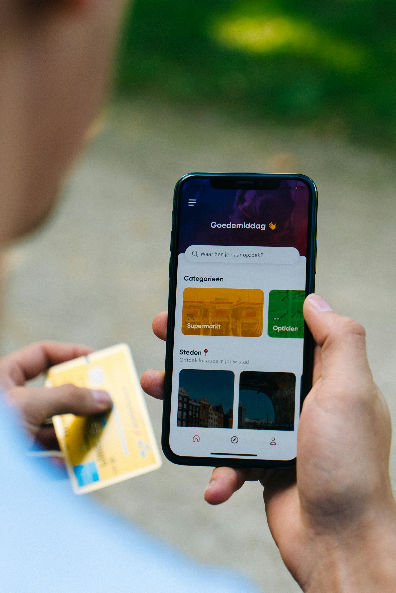 Personne tenant un smartphone pour recevoir un SMS