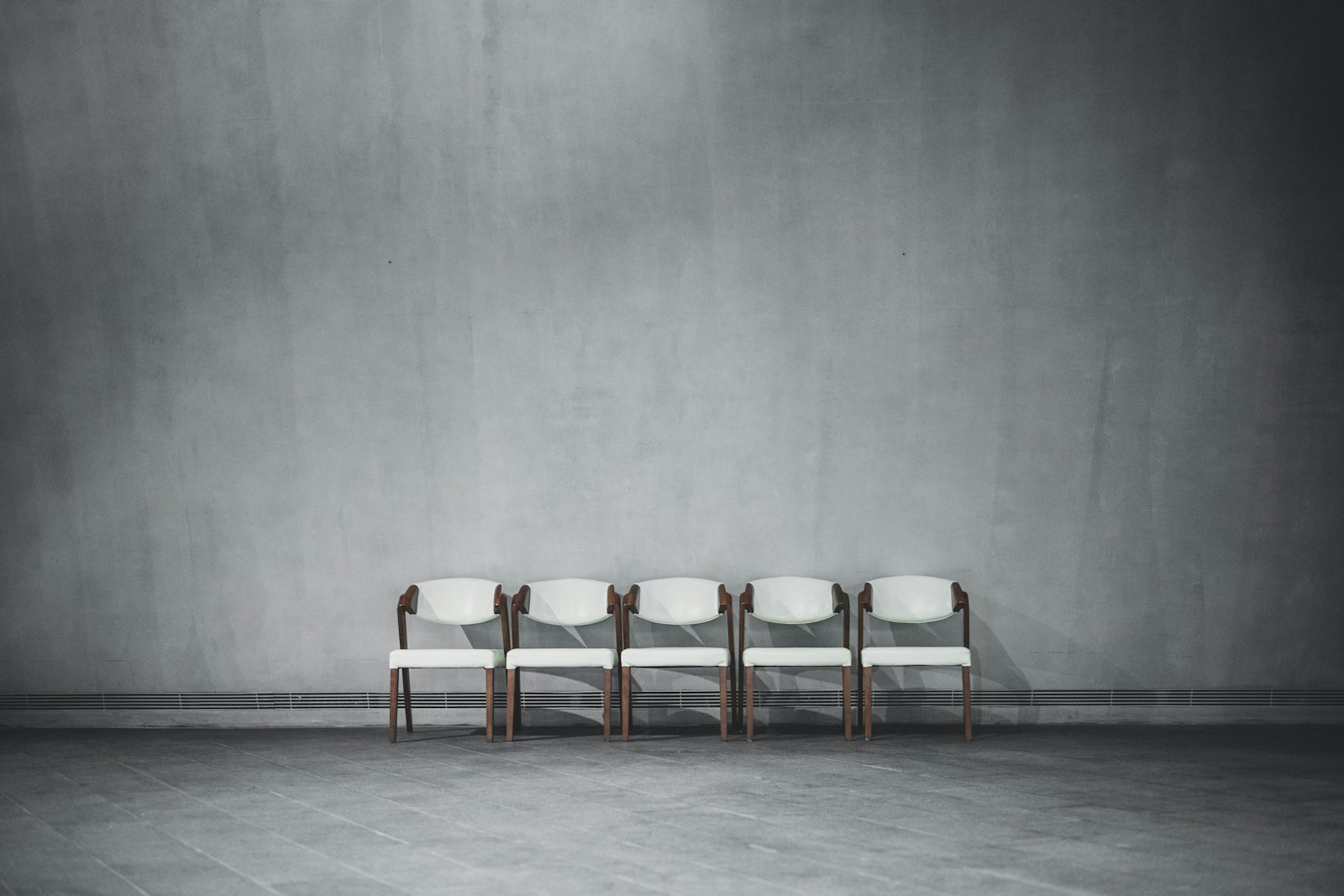 Chaises en bois dans une salle d'attente médicale