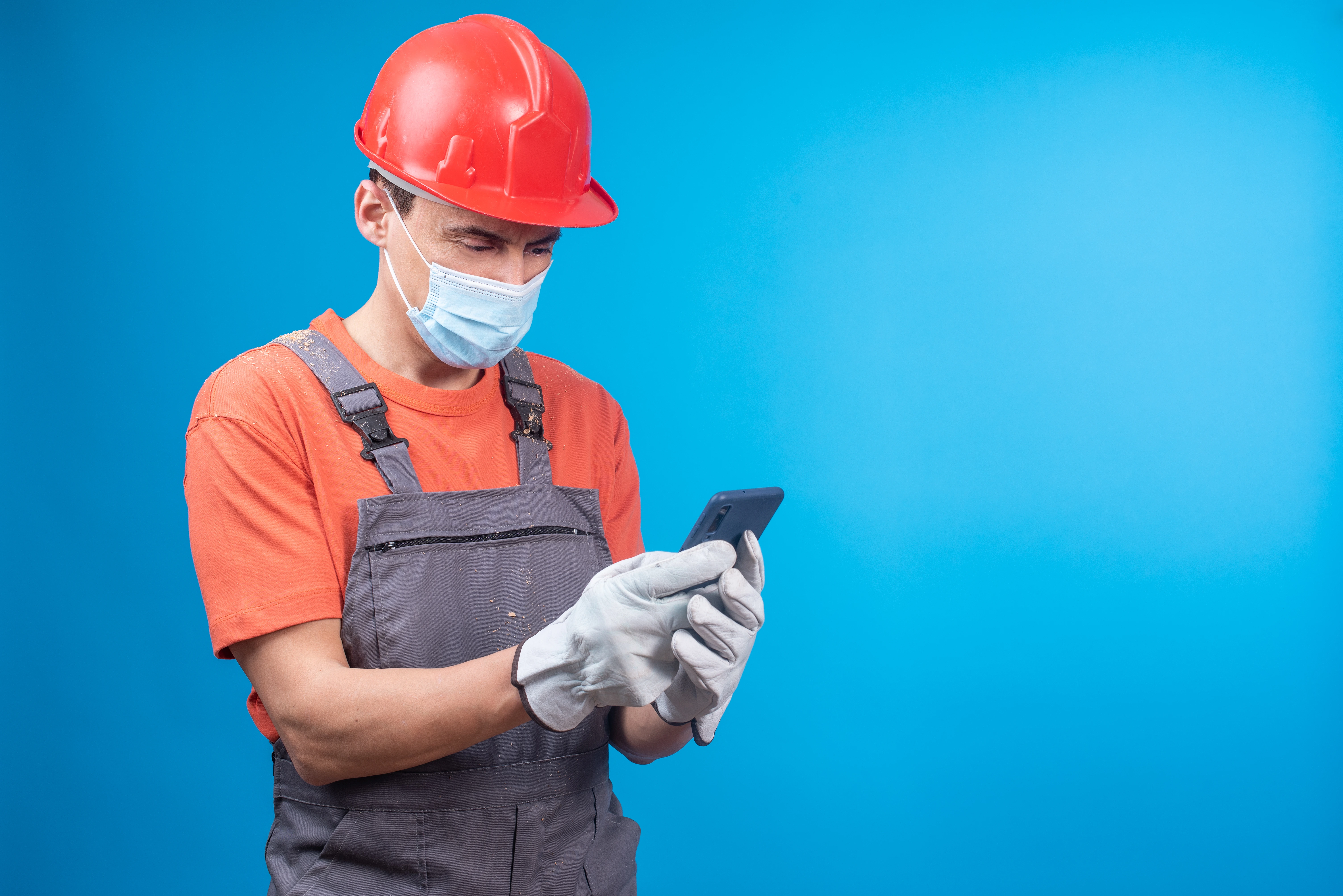 Frontline worker using a mobile app to give real-time employee feedback