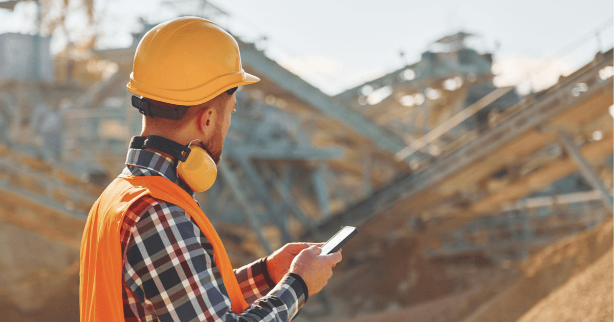 construction-worker-using-phone