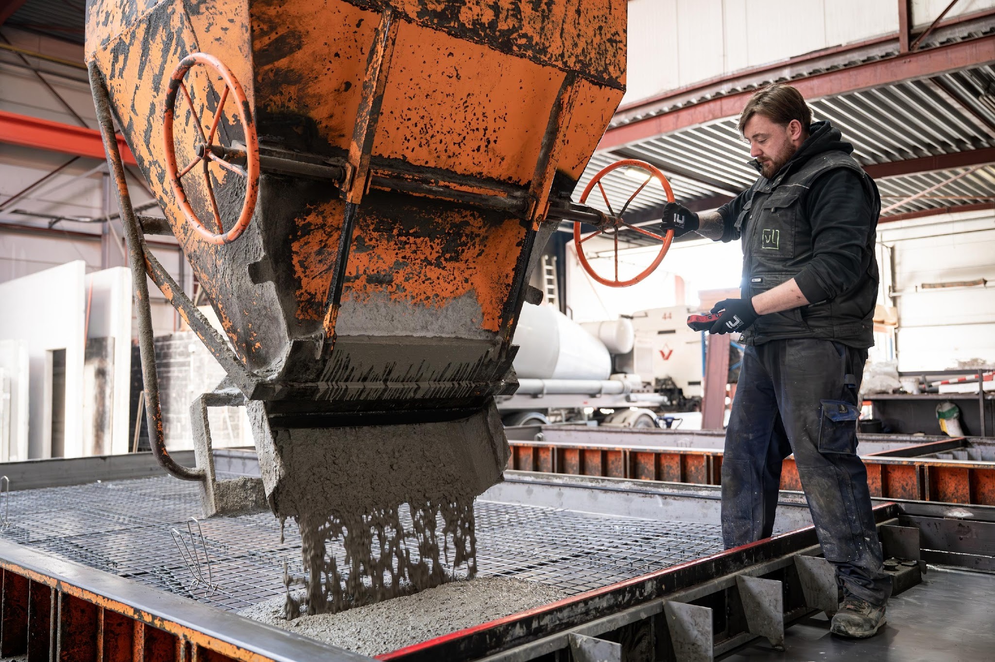 Arbeider die beton giet