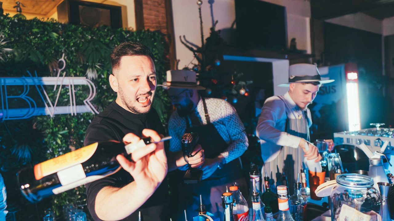 Barmani przygotowujący koktajle na evencie firmowym – atrakcja bez celu biznesowego
