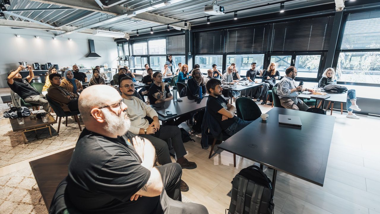Uczestnicy warsztatów w przestrzeni coworkingowej – employer branding event nastawiony na pozyskiwanie talentów