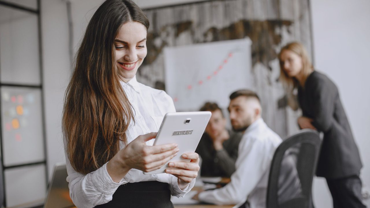 Specjalistka HR analizująca dane na tablecie – pomiar ROI employer branding eventu