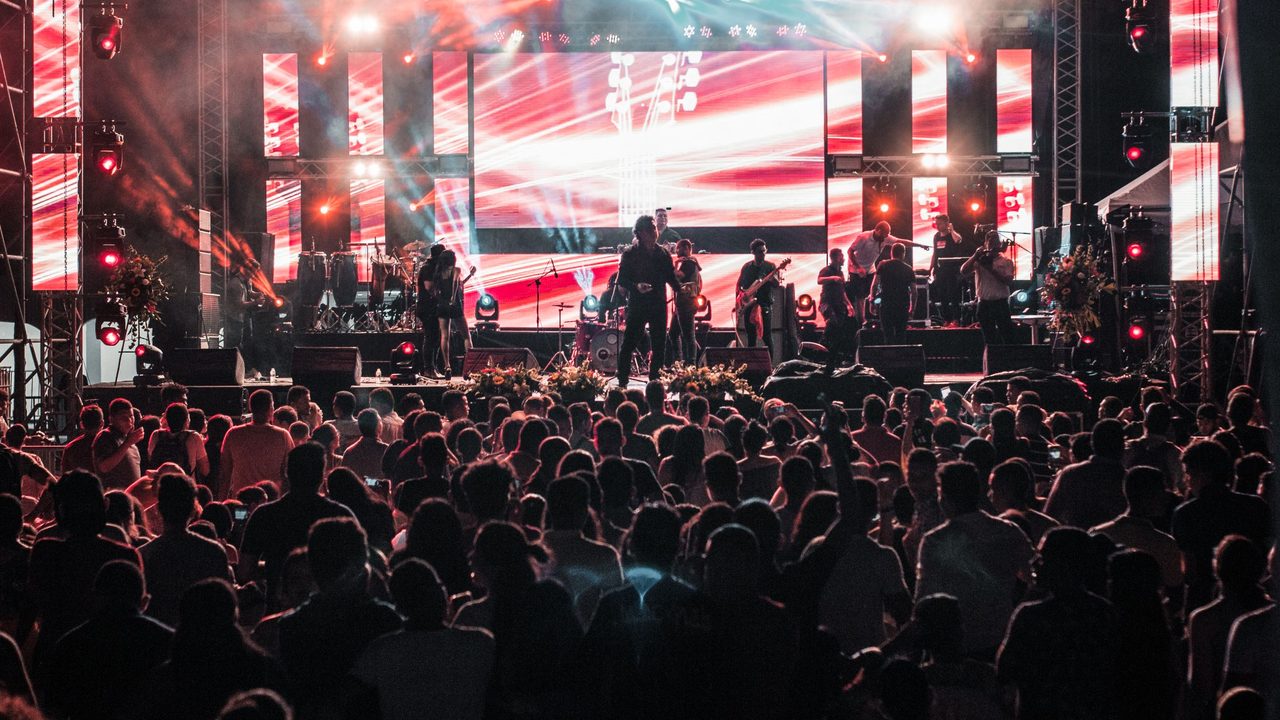 Scena z oświetleniem i ekranami LED – technika sceniczna w budżecie eventu firmowego