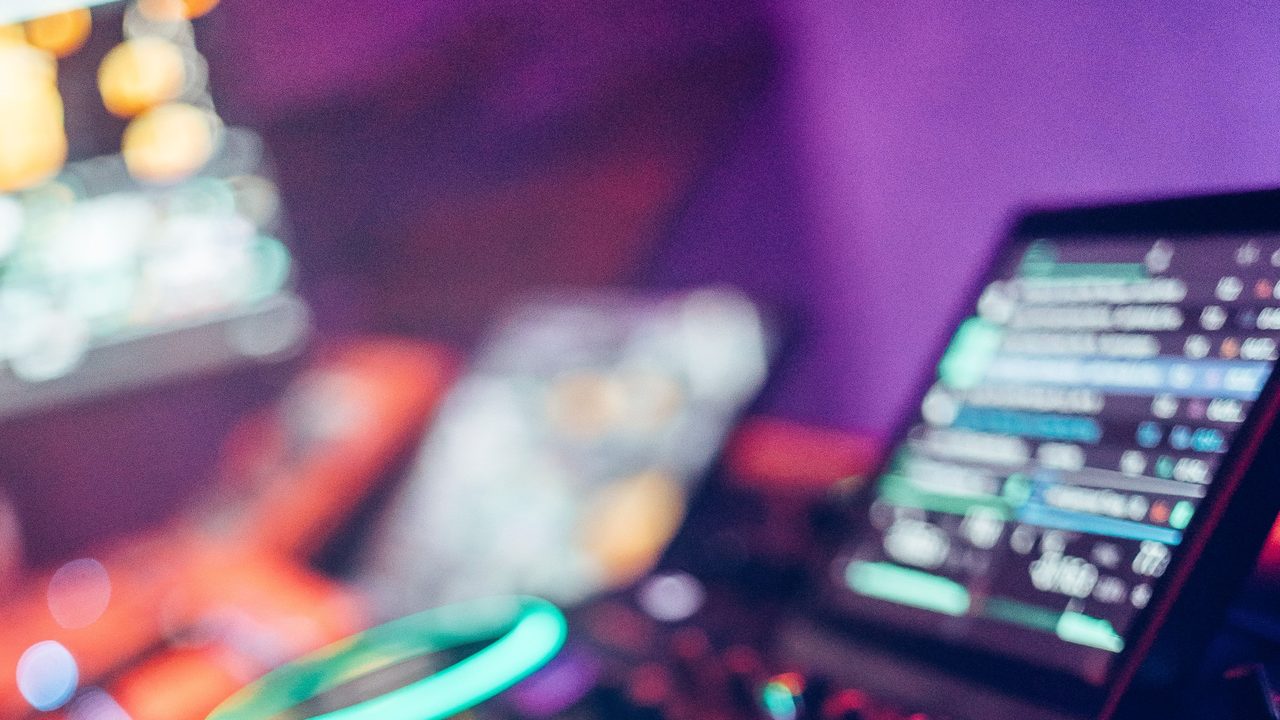 Konsola DJ-ska z podświetlanymi jogami – technika i atrakcje w kosztorysie eventu