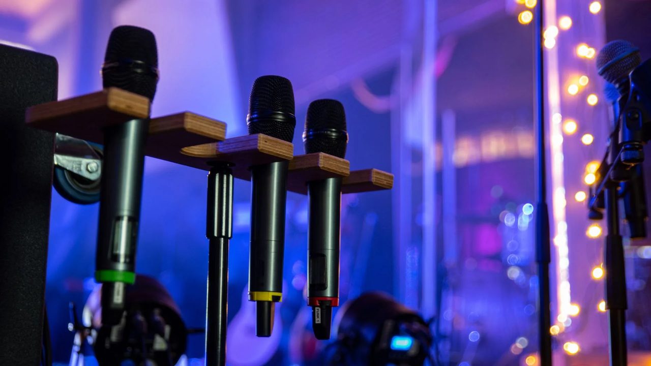 Mikrofony bezprzewodowe przed sceną – pozycje techniczne w kosztorysie eventowym