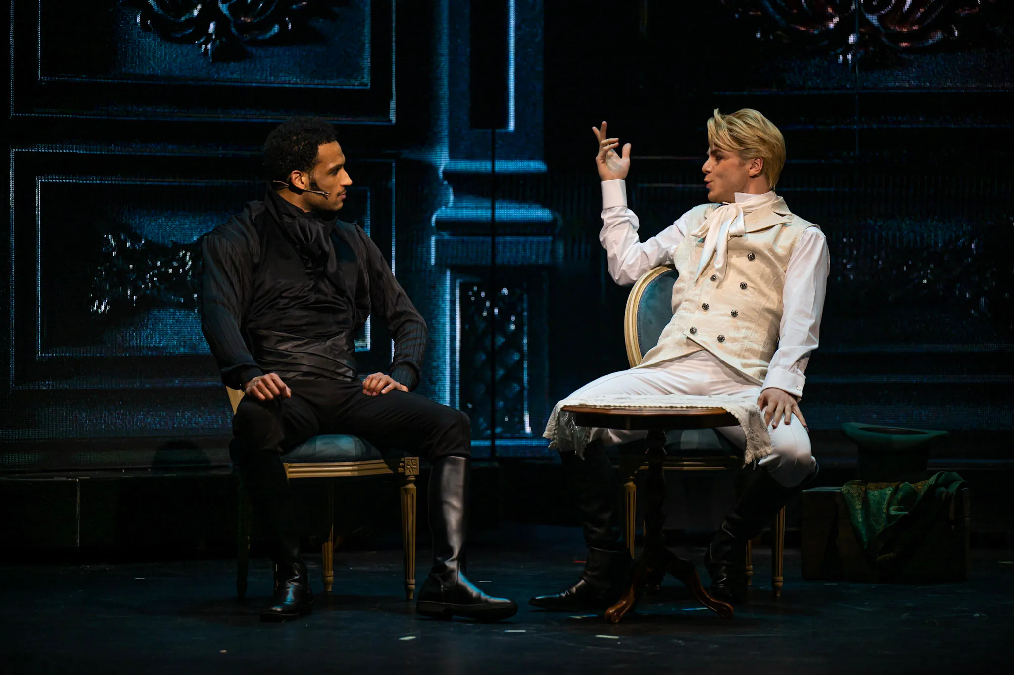 Un homme et une femme assis sur des chaises en train de parler.
