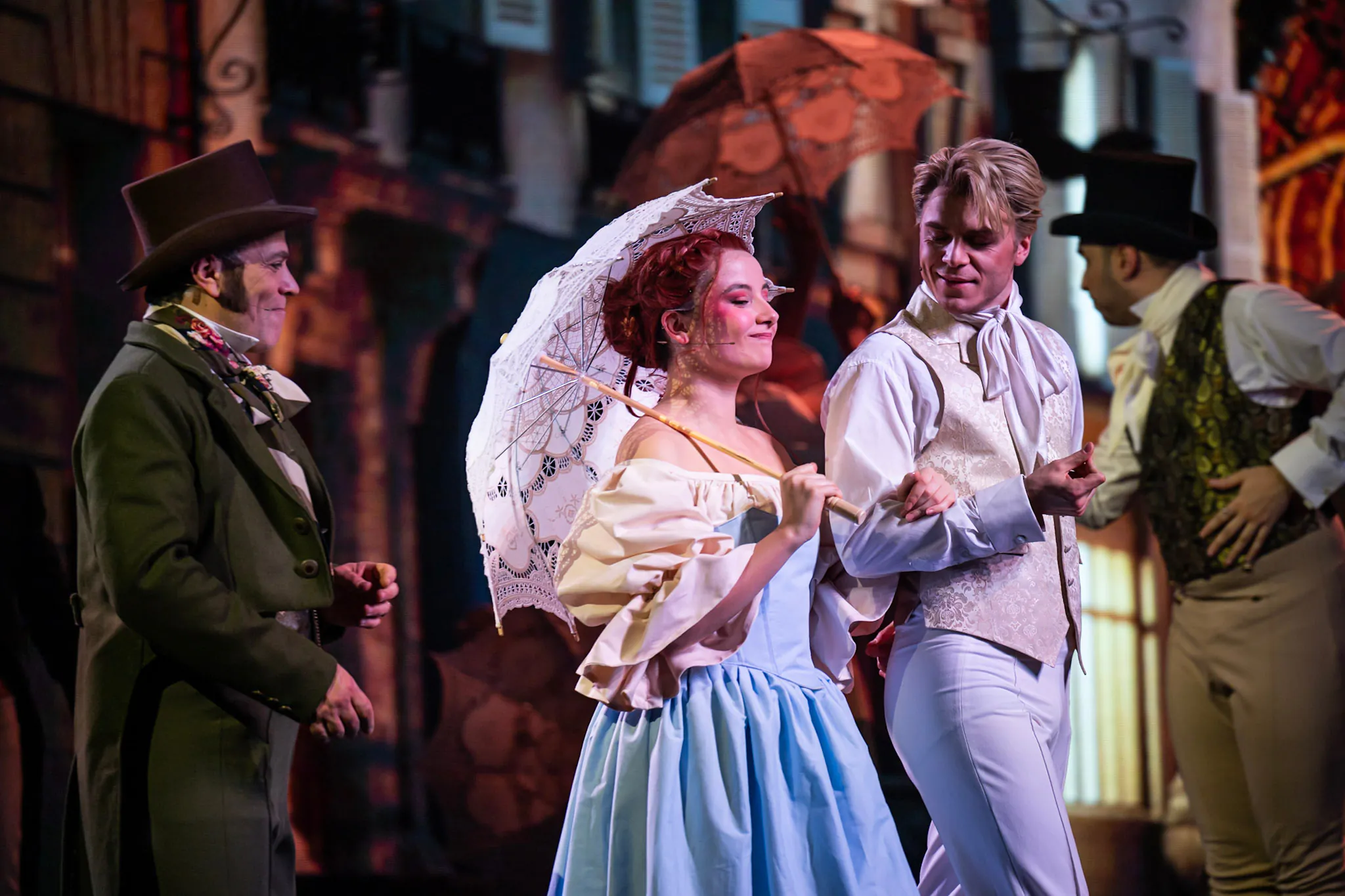 Un homme et une femme se tenant côte à côte.