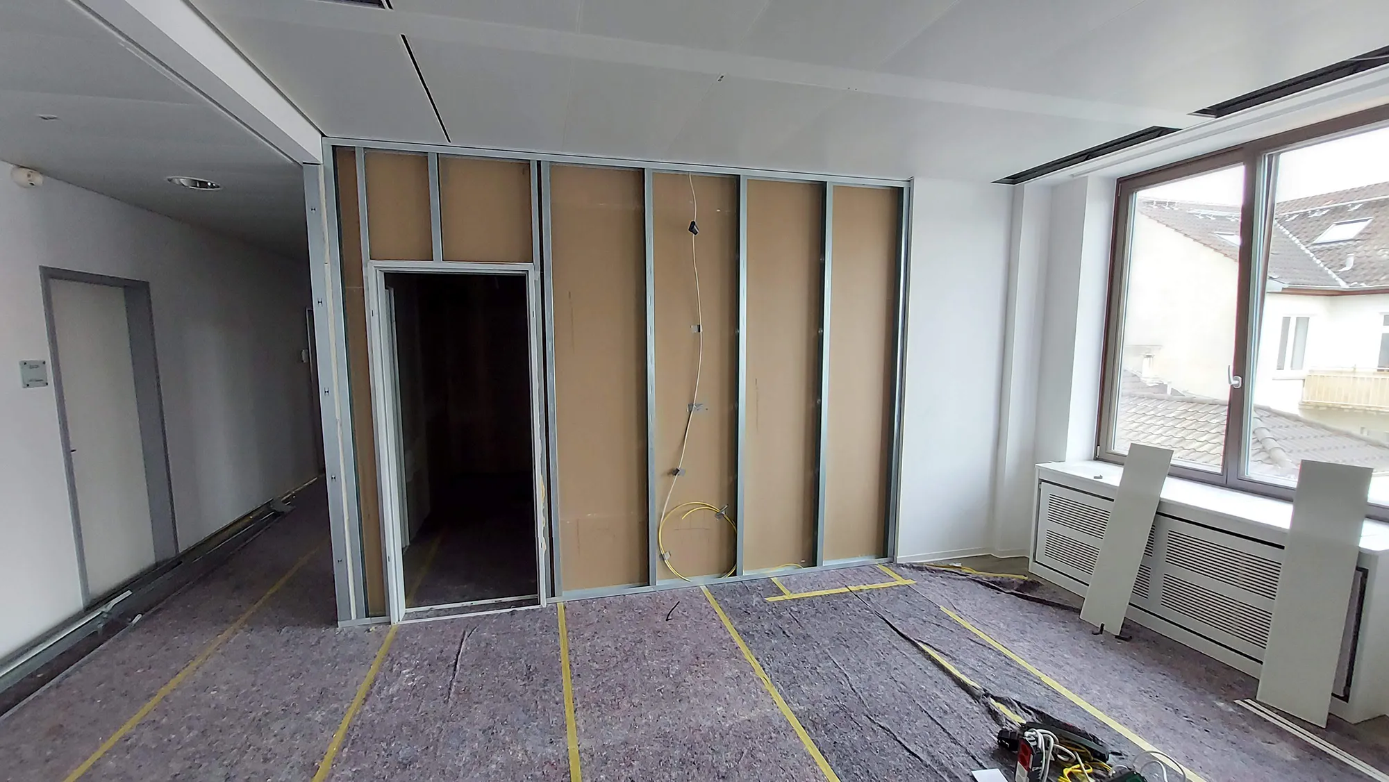 Elektroinstallation in einem Büro während der Renovierung
