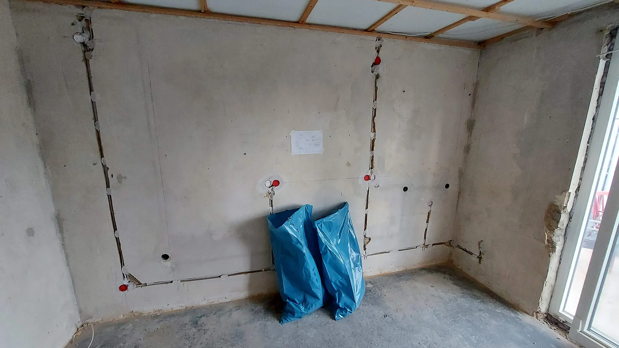 Elektroinstallation in einem renovierten Innenraum