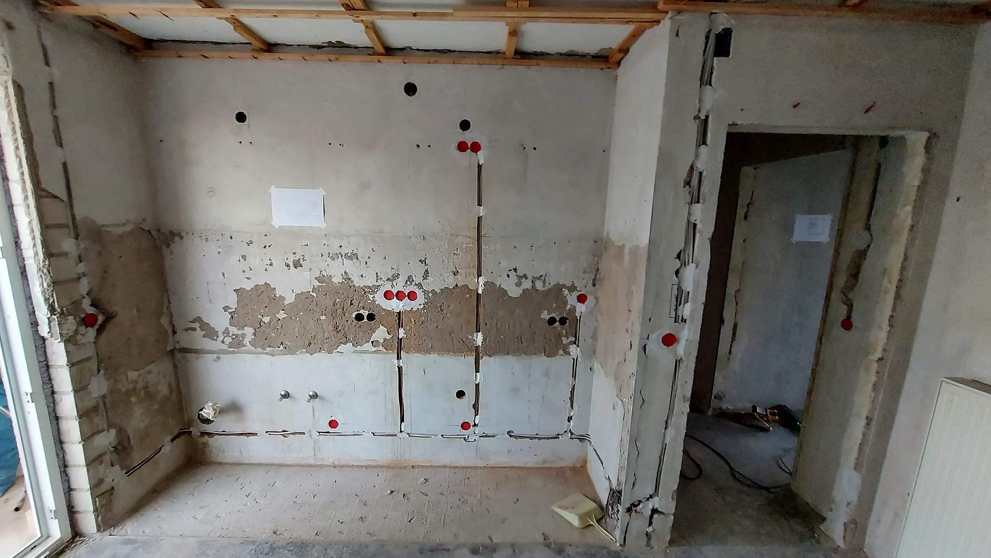 Elektroinstallation in einem renovierten Innenraum